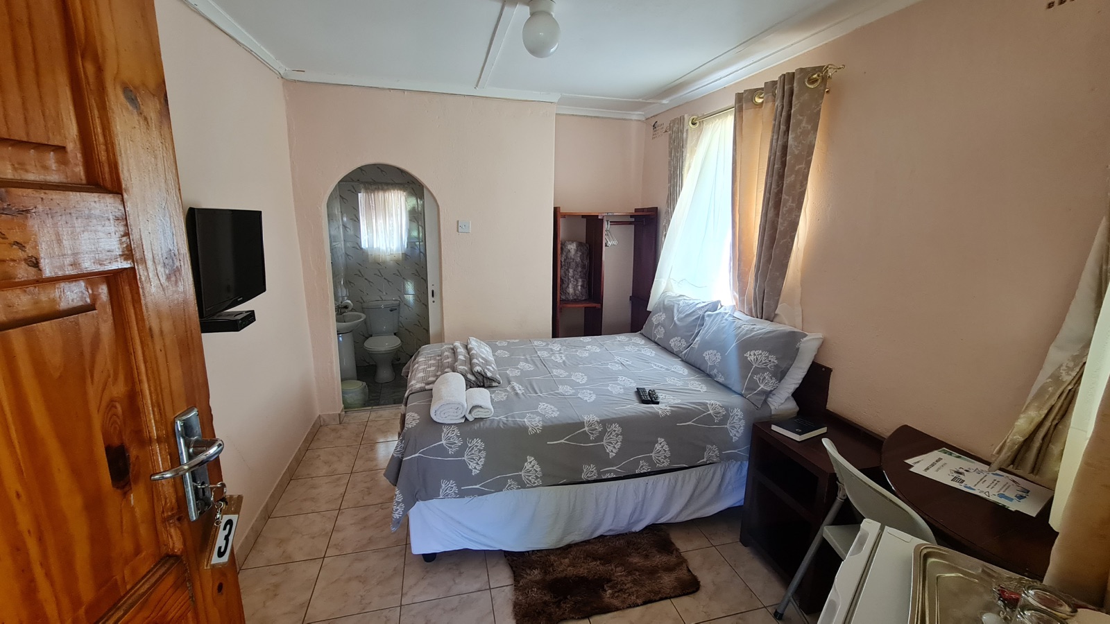 Deluxe double room with ensuite bathroom at Lynn's Guesthouse